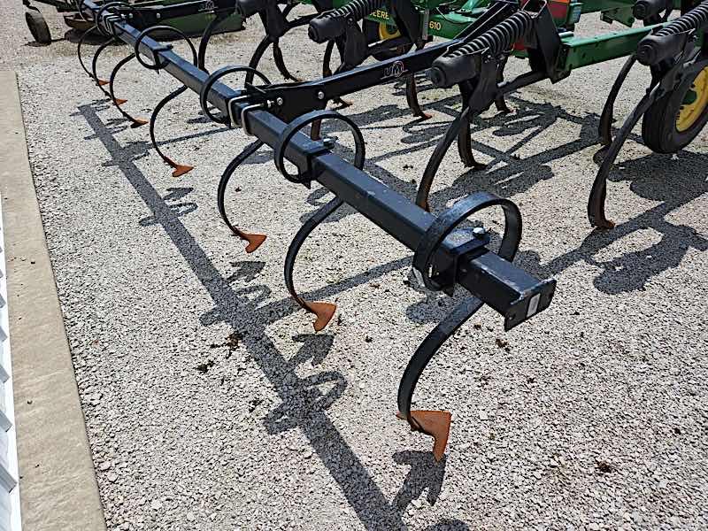 JOHN DEERE 3PT CHISEL PLOW