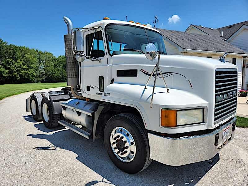 MACK SEMI TRACTOR