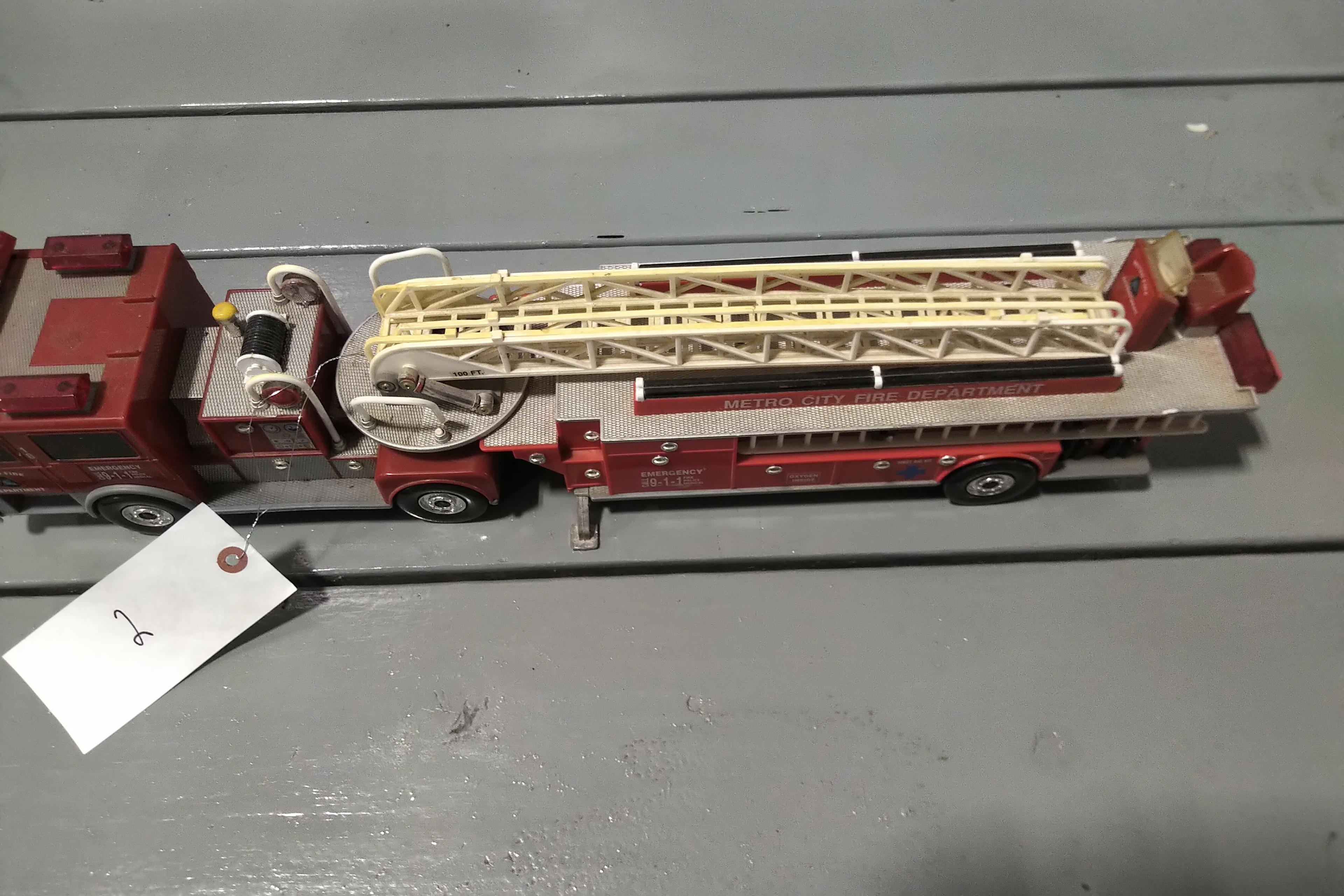 PLASTIC 1/18 SCALE METRO CITY FIRE DEPARTMENT LADDER TRUCK