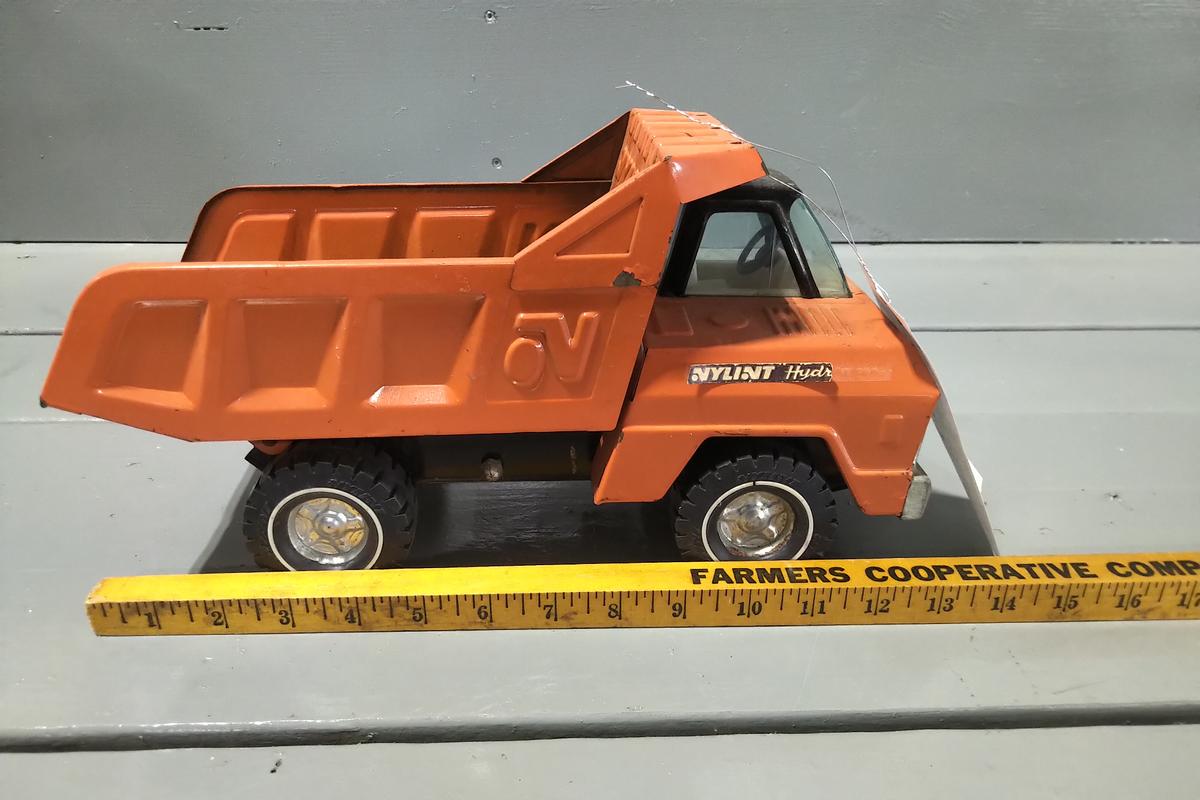 NYLINT 1/18 SCALE METAL DUMP TRUCK