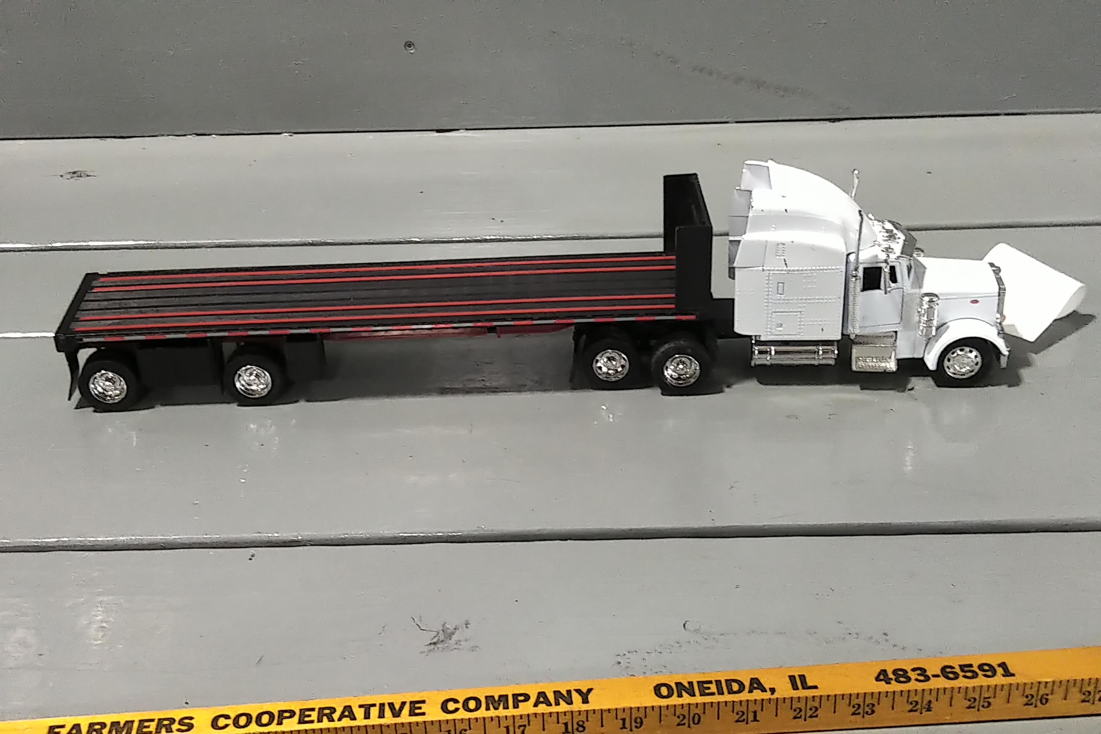 1/18 SCALE METAL PETERBILT SLEEPER WITH PLASTIC FLATBED TRAILER