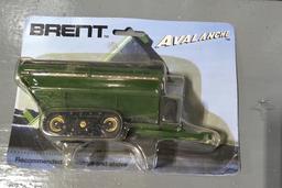 1/64 SCALE BRENT 1084 AVALANCHE TRACKED GRAIN CART IN BOX