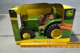 1/18 SCALE TOMY JOHN DEERE TOUGH TRACTOR  NEW IN BOX