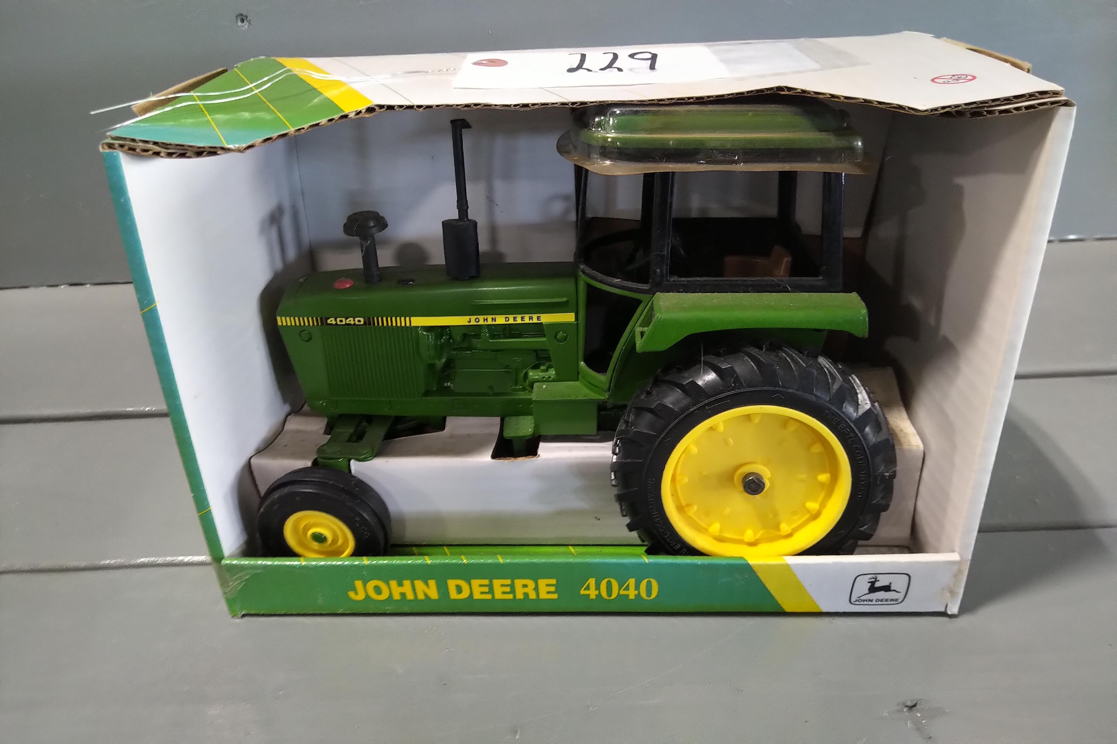 1/16 SCALE ERTL JOHN DEERE 4040 NEW IN BOX