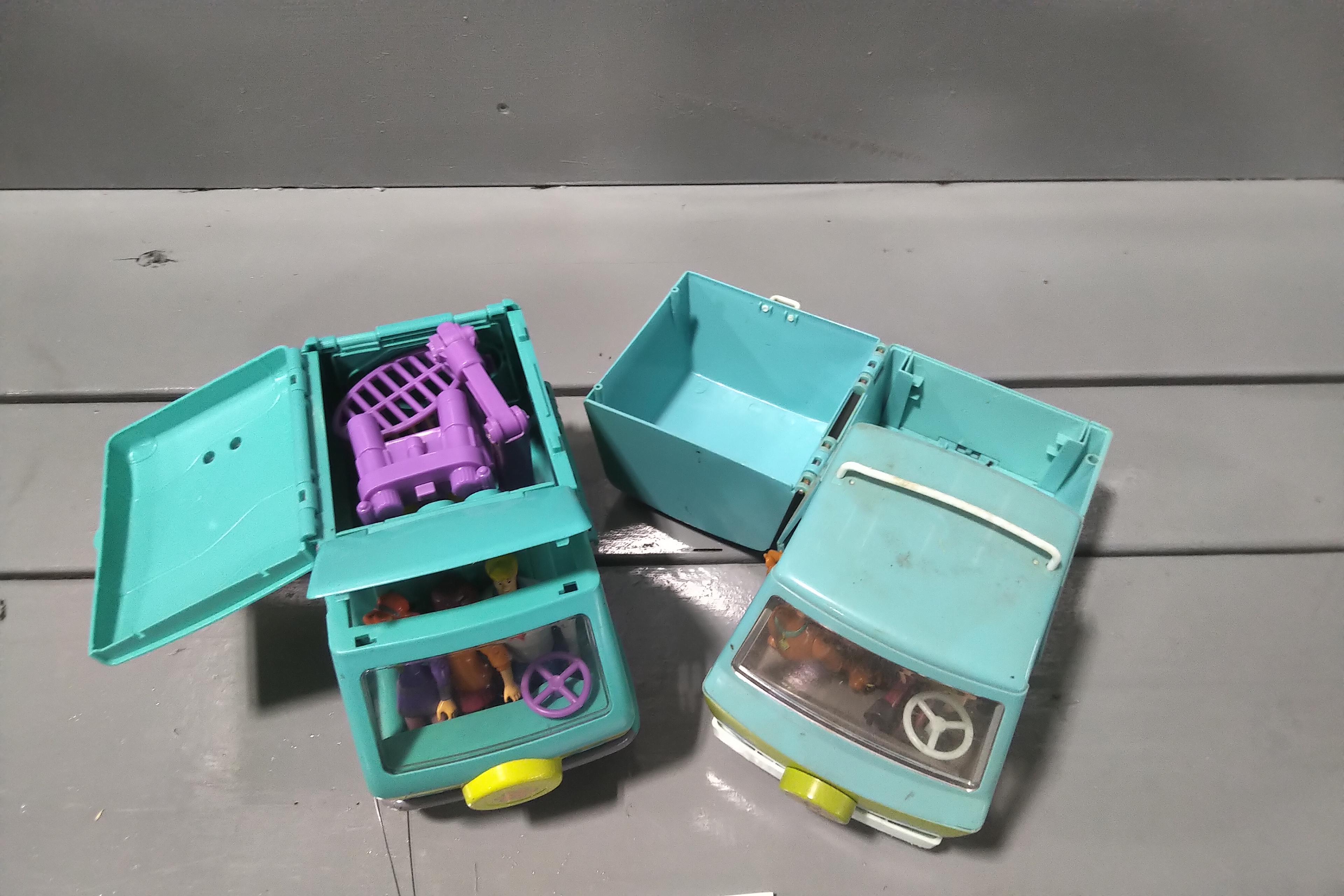 2 - 1/16 SCALE SCOOBY DO MYSTRY MACHINE VANS