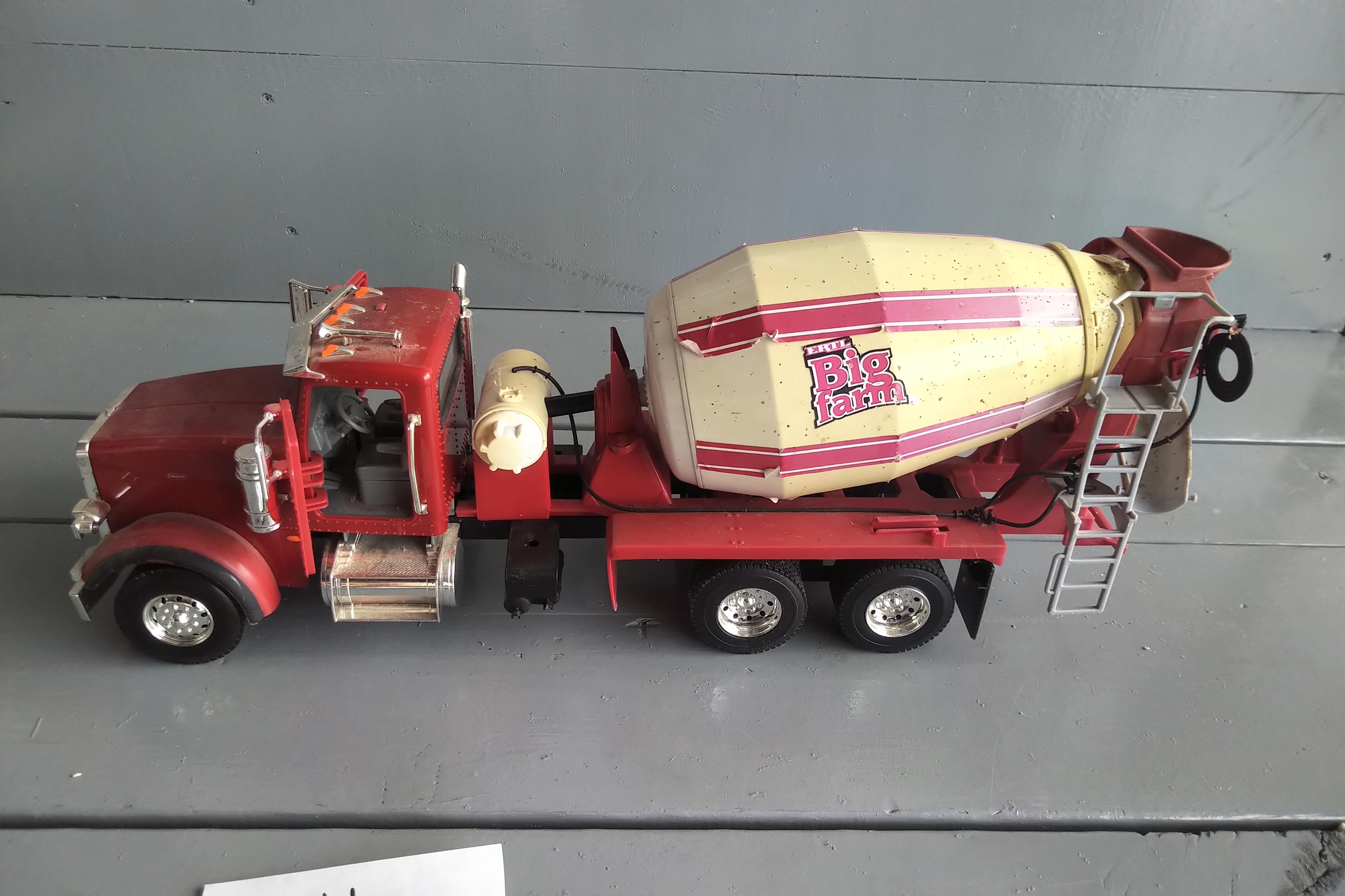 1/16 SCALE PLASTIC ERTL CEMENT TRUCK