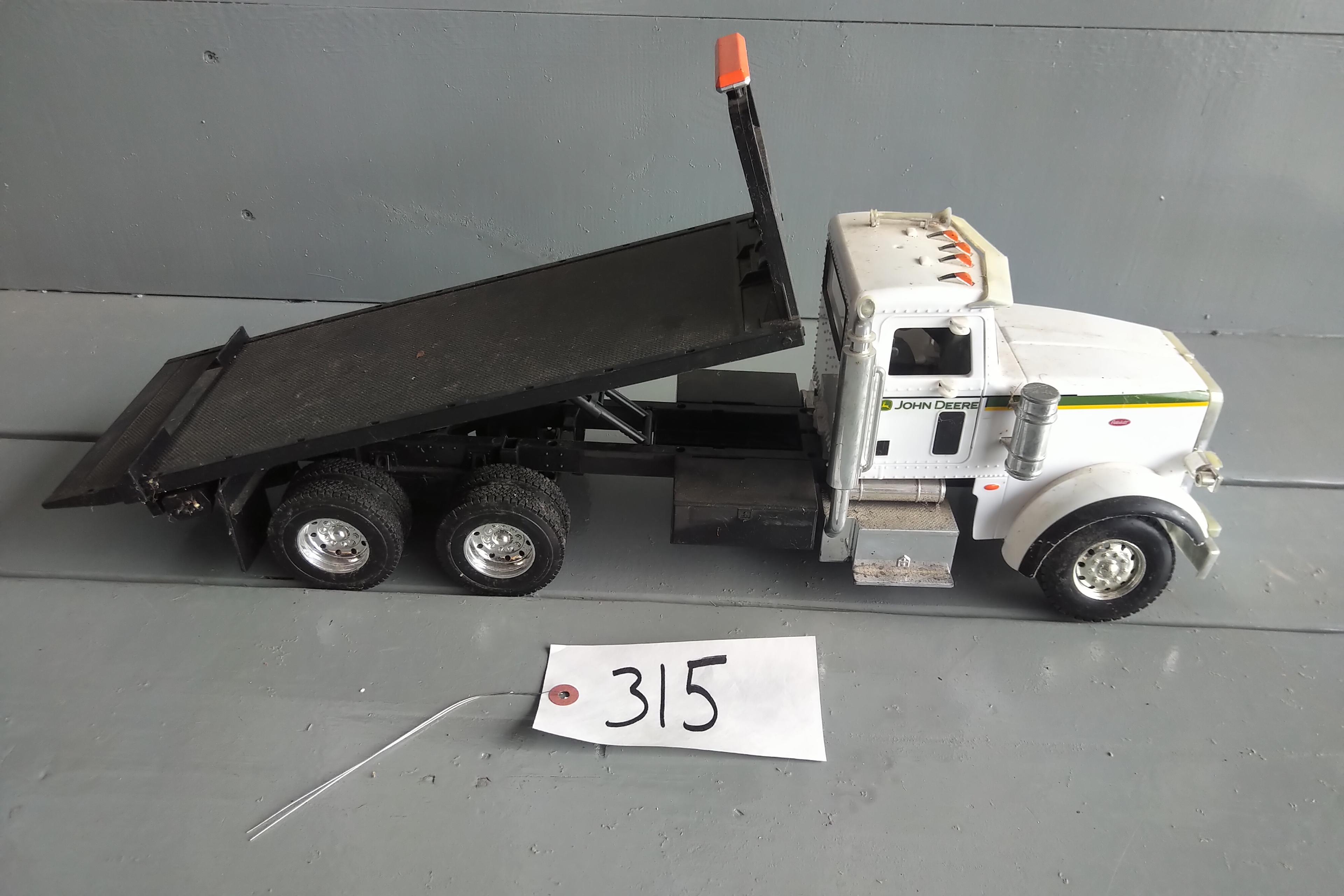 1/16 SCALE ERTL HYDRAULIC TILT FLAT BED TRUCK