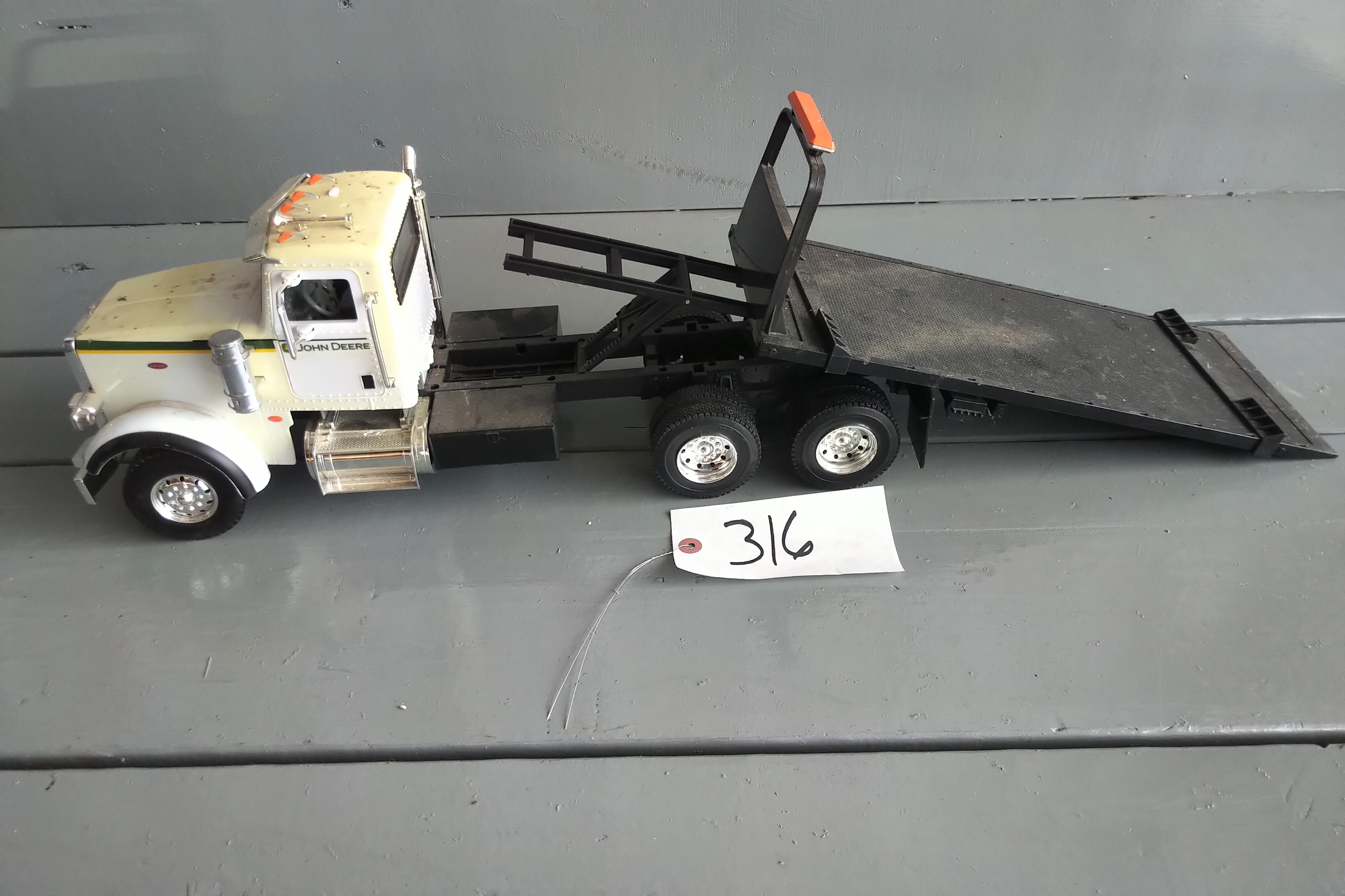 1/16 SCALE ERTL HYDRAULIC TILT FLAT BED TRUCK