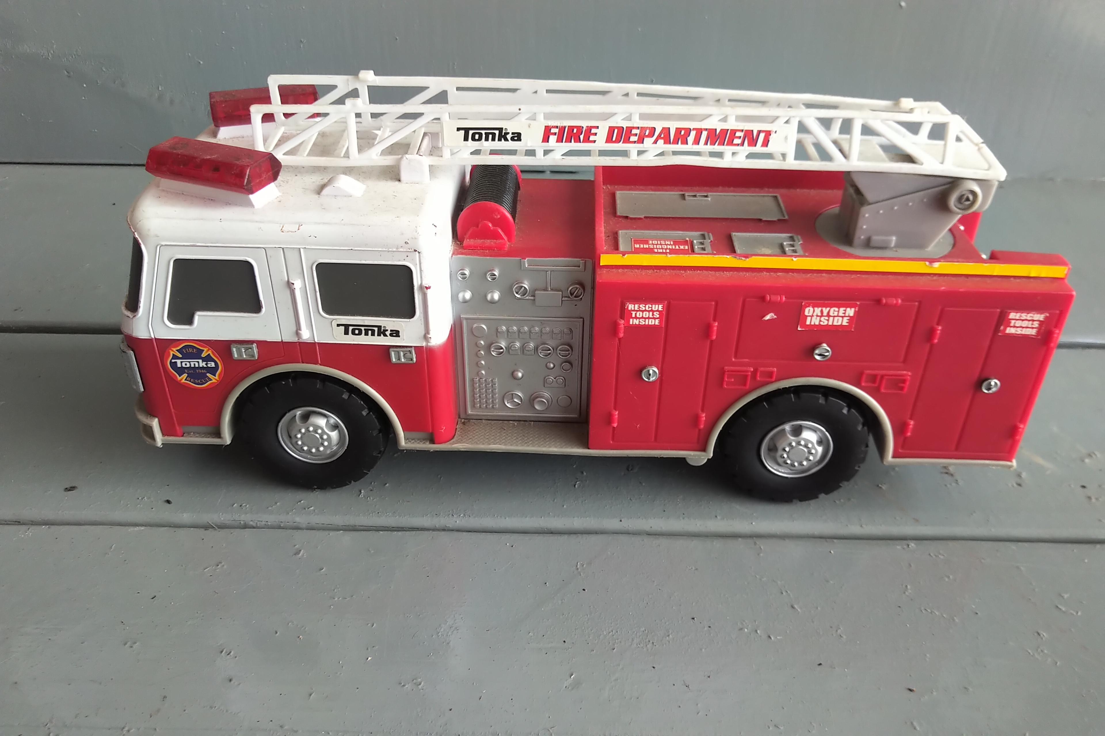 1/32 TONKA FIRE TRUCK, 1/32 SCALE LIFTED BATMOBILE, 22 MISC TRUCKS, CARS AND TRAILERS