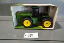 1/16 SCALE ERTL JOHN DEERE 8870 4WD IN BOX