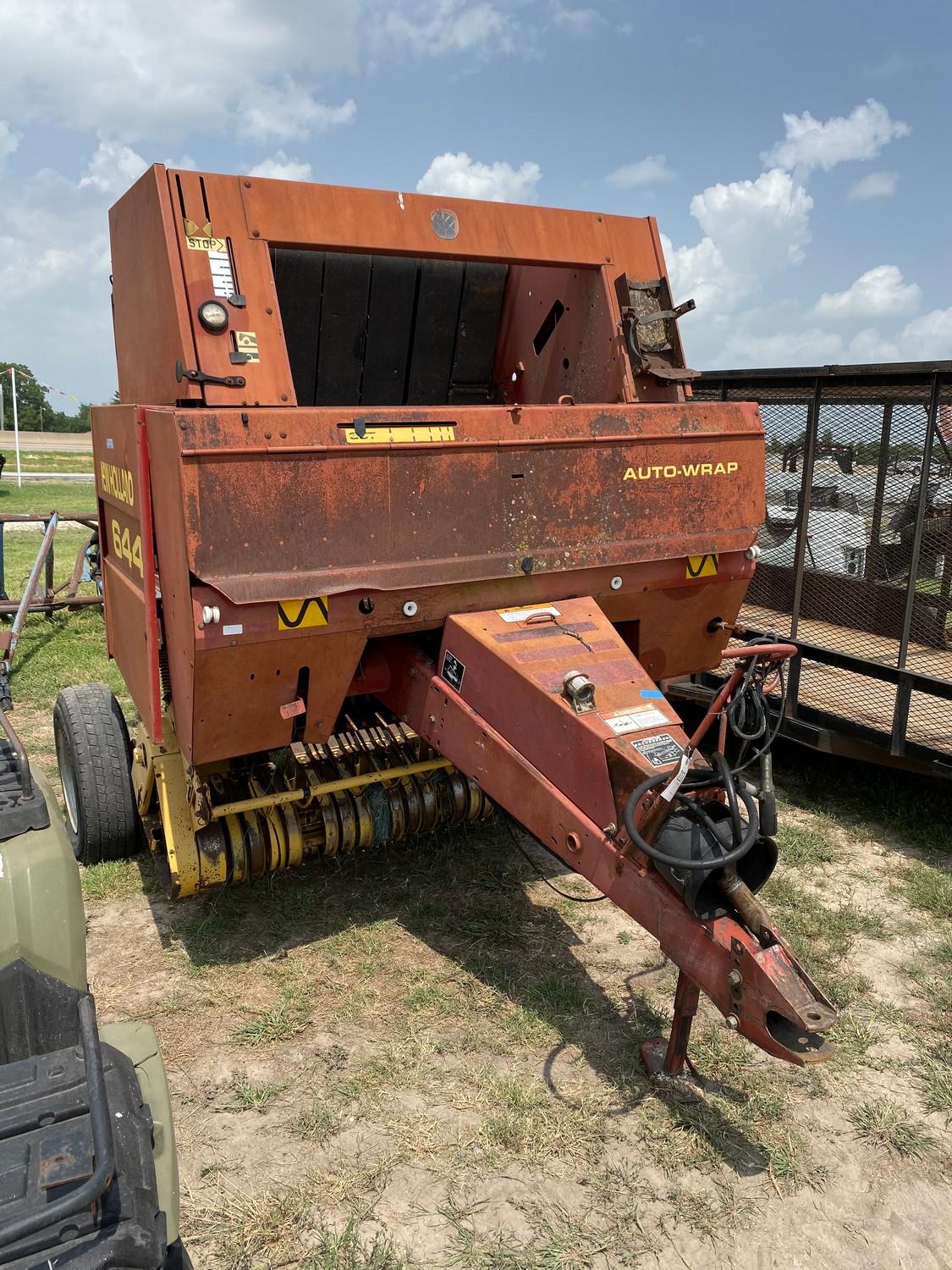 New Holland 644 Round Baler