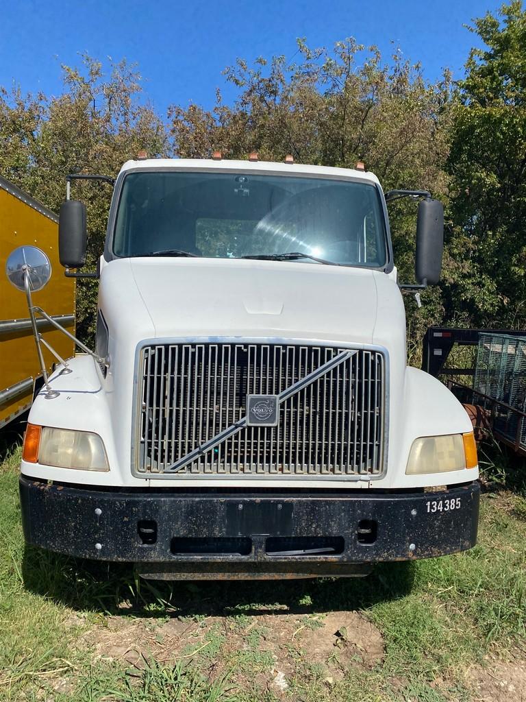 1999 Volvo Day Cab 10 Speed Trans Cummins Engine