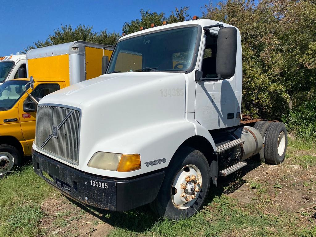 1999 Volvo Day Cab 10 Speed Trans Cummins Engine