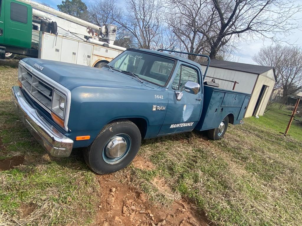 1989 Dodge Ram 250 Service Truck Blue Automatic Vin#35233 Shows 6,790 K miles runs has title vin#K50