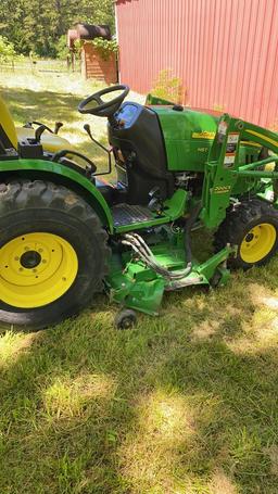 John Deere 2720 Hydrostat tractor. 200CX loader 62D on ramp mower deck