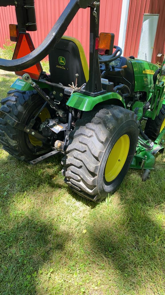 John Deere 2720 Hydrostat tractor. 200CX loader 62D on ramp mower deck