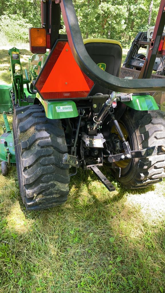 John Deere 2720 Hydrostat tractor. 200CX loader 62D on ramp mower deck