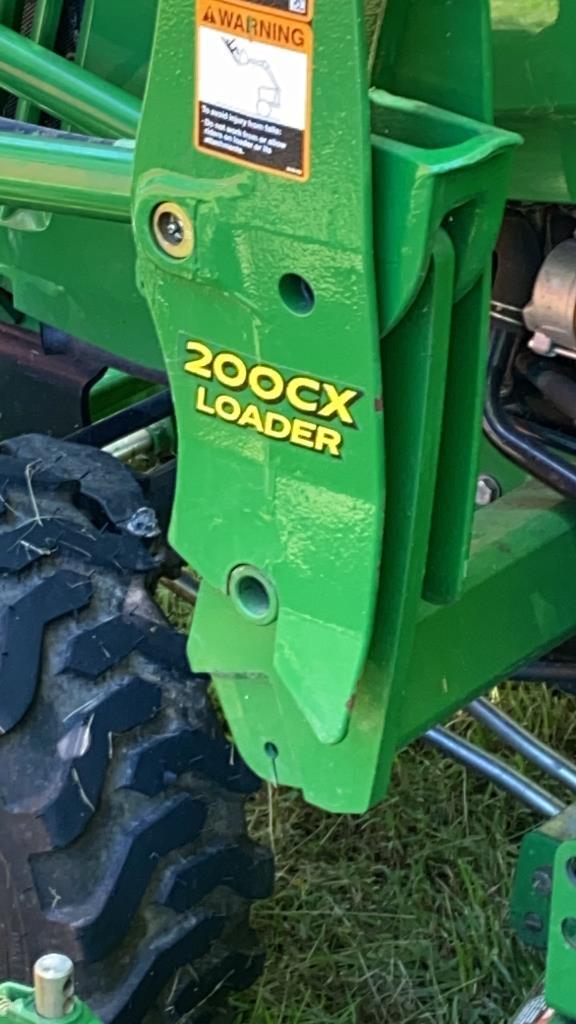 John Deere 2720 Hydrostat tractor. 200CX loader 62D on ramp mower deck