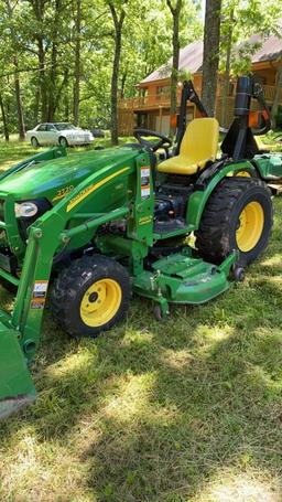 John Deere 2720 Hydrostat tractor. 200CX loader 62D on ramp mower deck