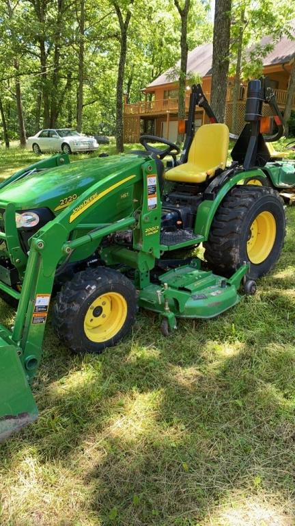 John Deere 2720 Hydrostat tractor. 200CX loader 62D on ramp mower deck