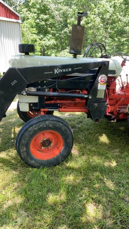 Case 995 David Brown w/ 200 Koyker loader. Bucket & bale spear