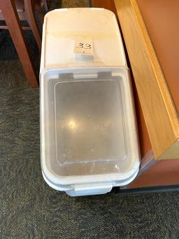 RUBBERMAID WHITE PLASTIC INGREDIENT BIN W/CASTERS