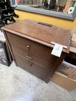 OAK 32"X22"X36" COUNTER W/DRAWERS & DOORS