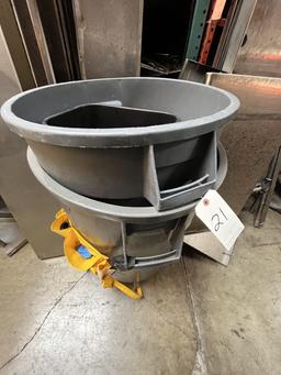 *LOT*ASST BRUTE PLASTIC TRASH RECEPTACLES