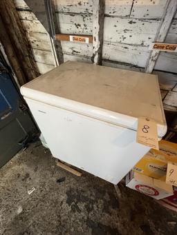 HOTPOINT WHITE 28"X21" CHEST FREEZER