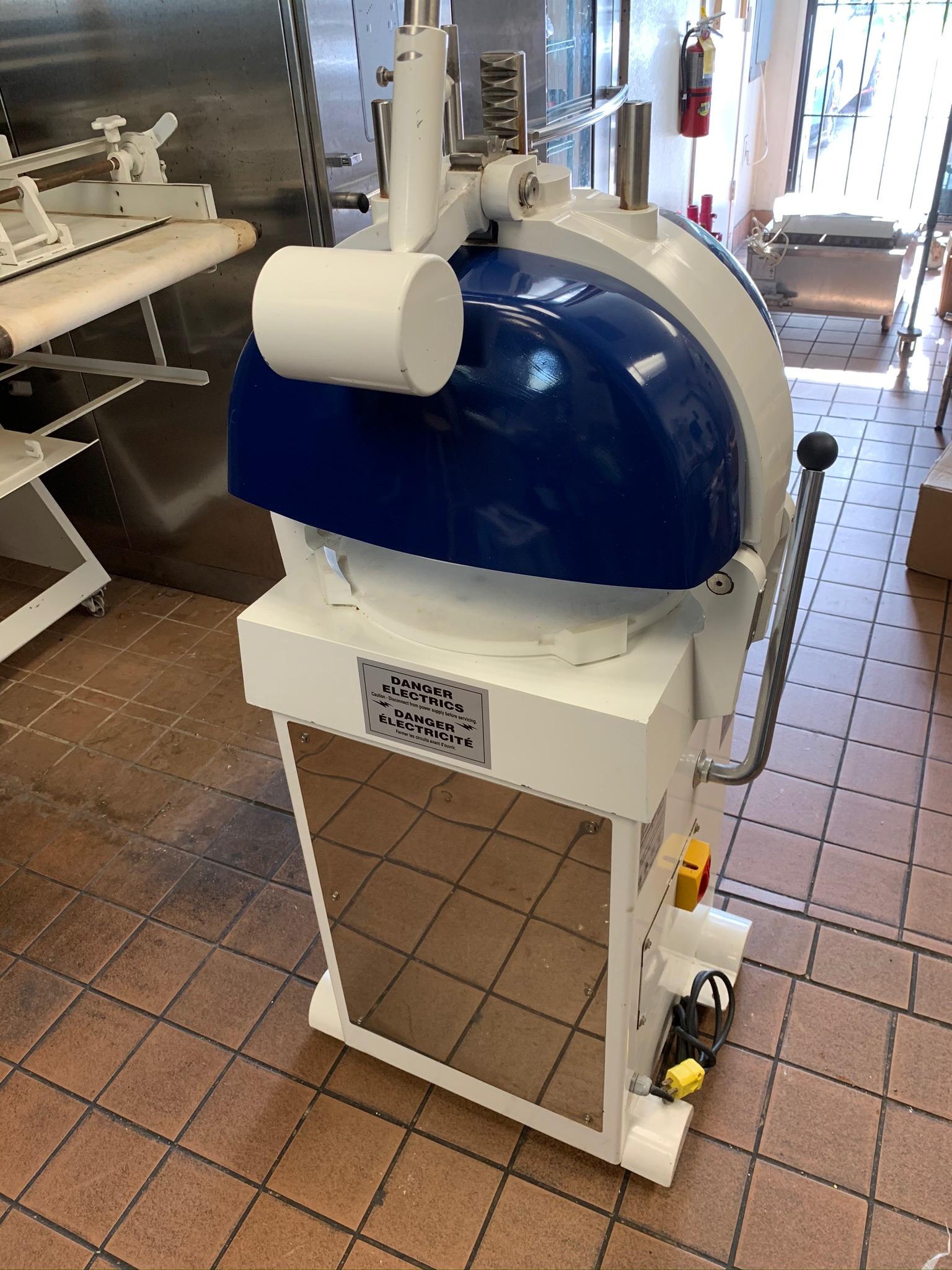 2009 Doyon DSF030 30 Part Semi-Automatic Dough Divider Rounder