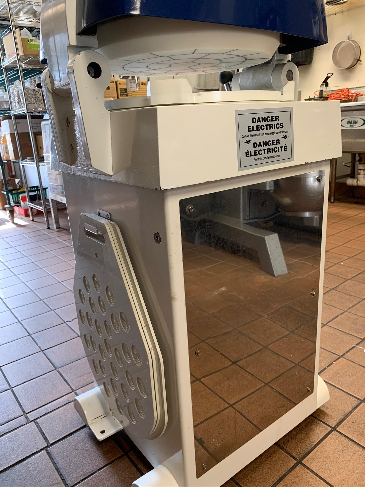 2009 Doyon DSF030 30 Part Semi-Automatic Dough Divider Rounder