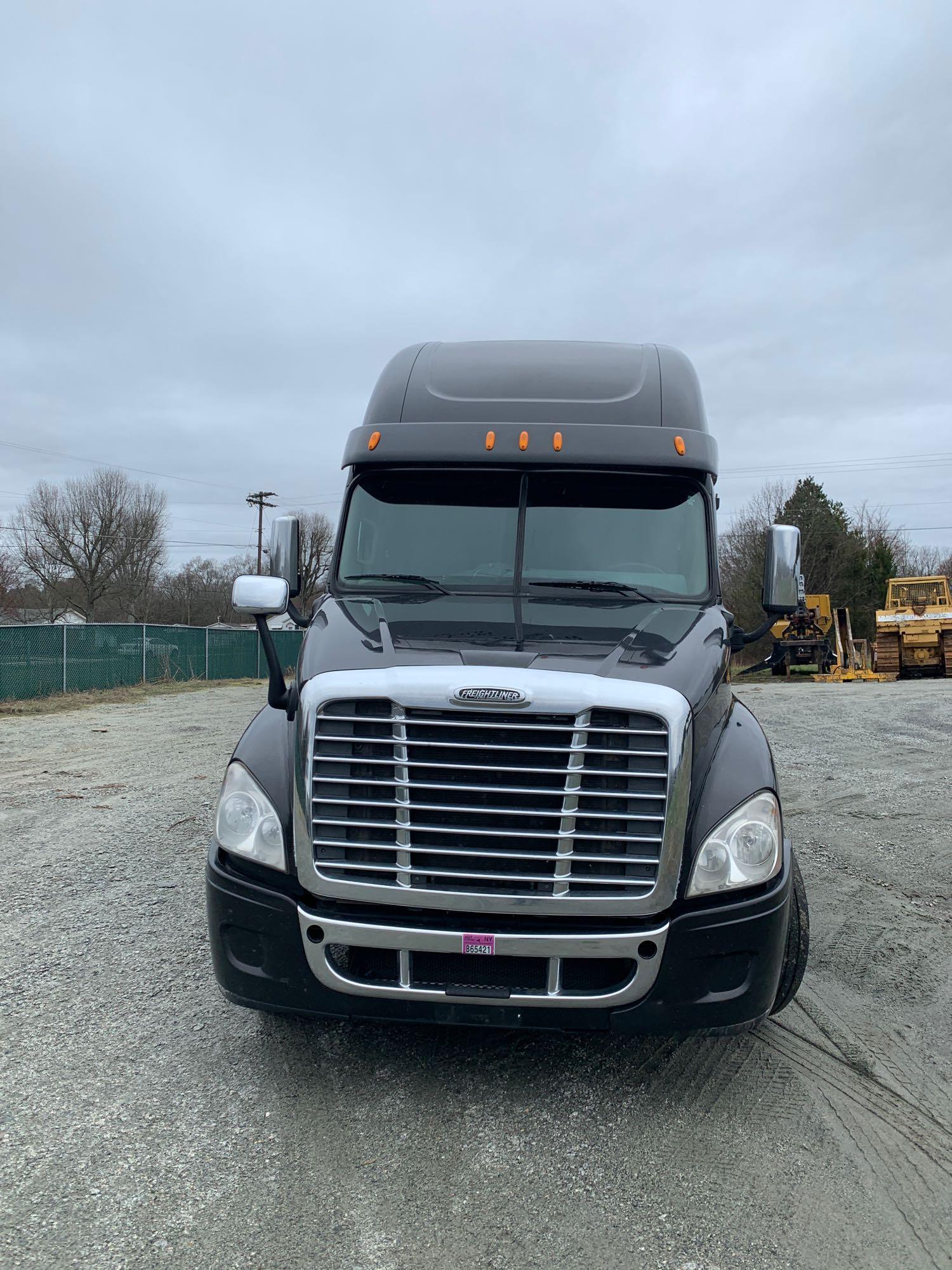 2010 Freightliner Cascadia 125 T/A Sleeper Truck Tractor