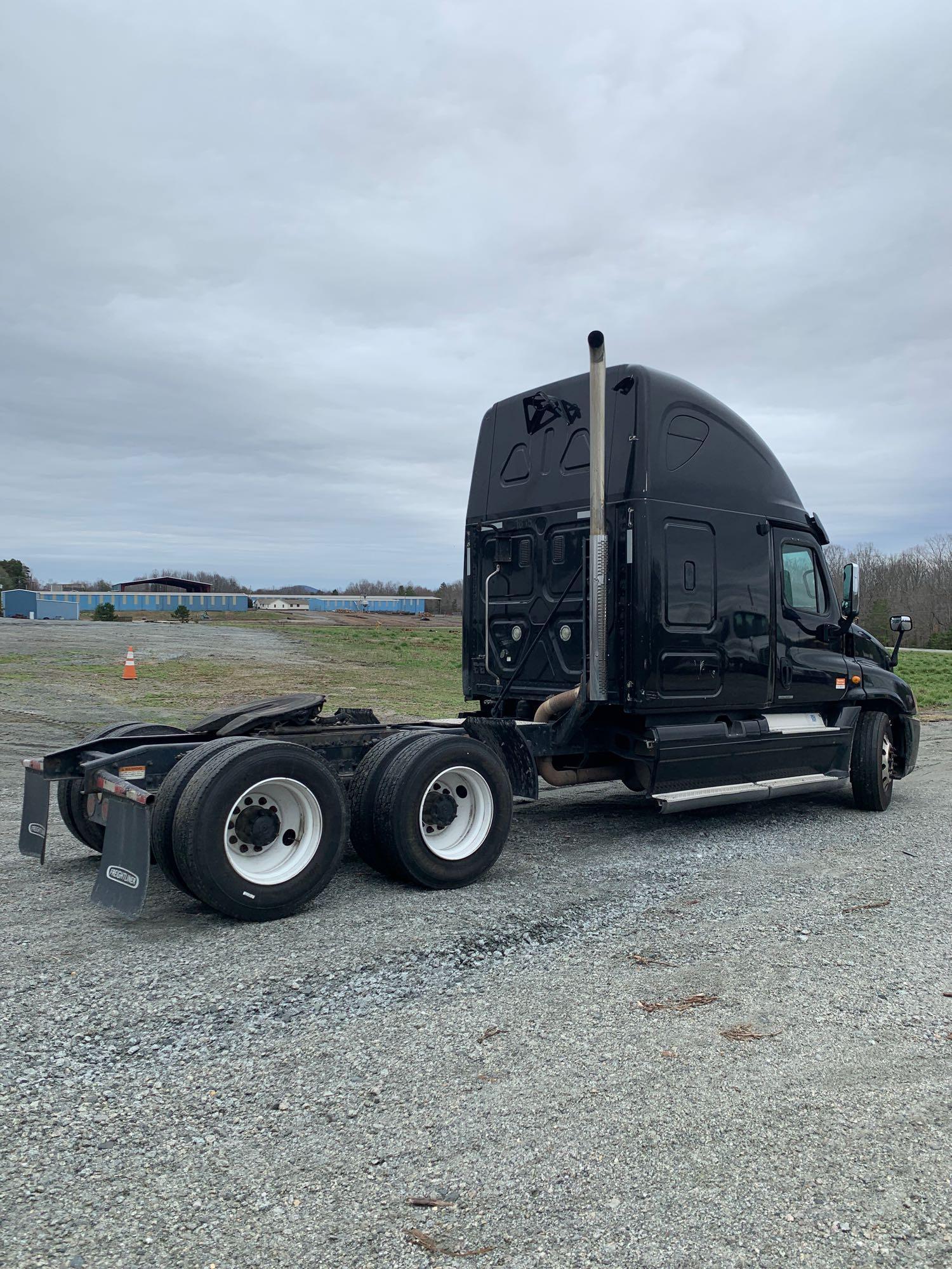 2010 Freightliner Cascadia 125 T/A Sleeper Truck Tractor