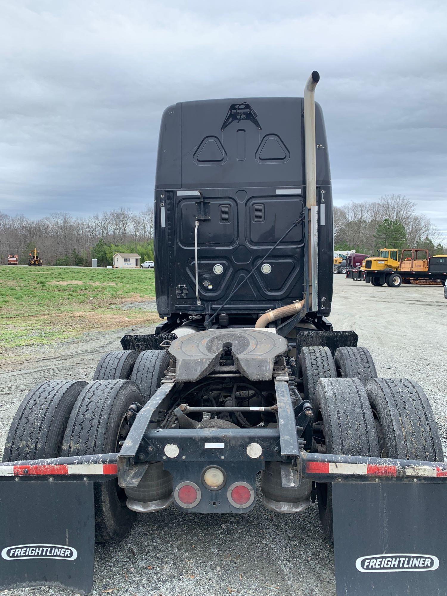 2010 Freightliner Cascadia 125 T/A Sleeper Truck Tractor