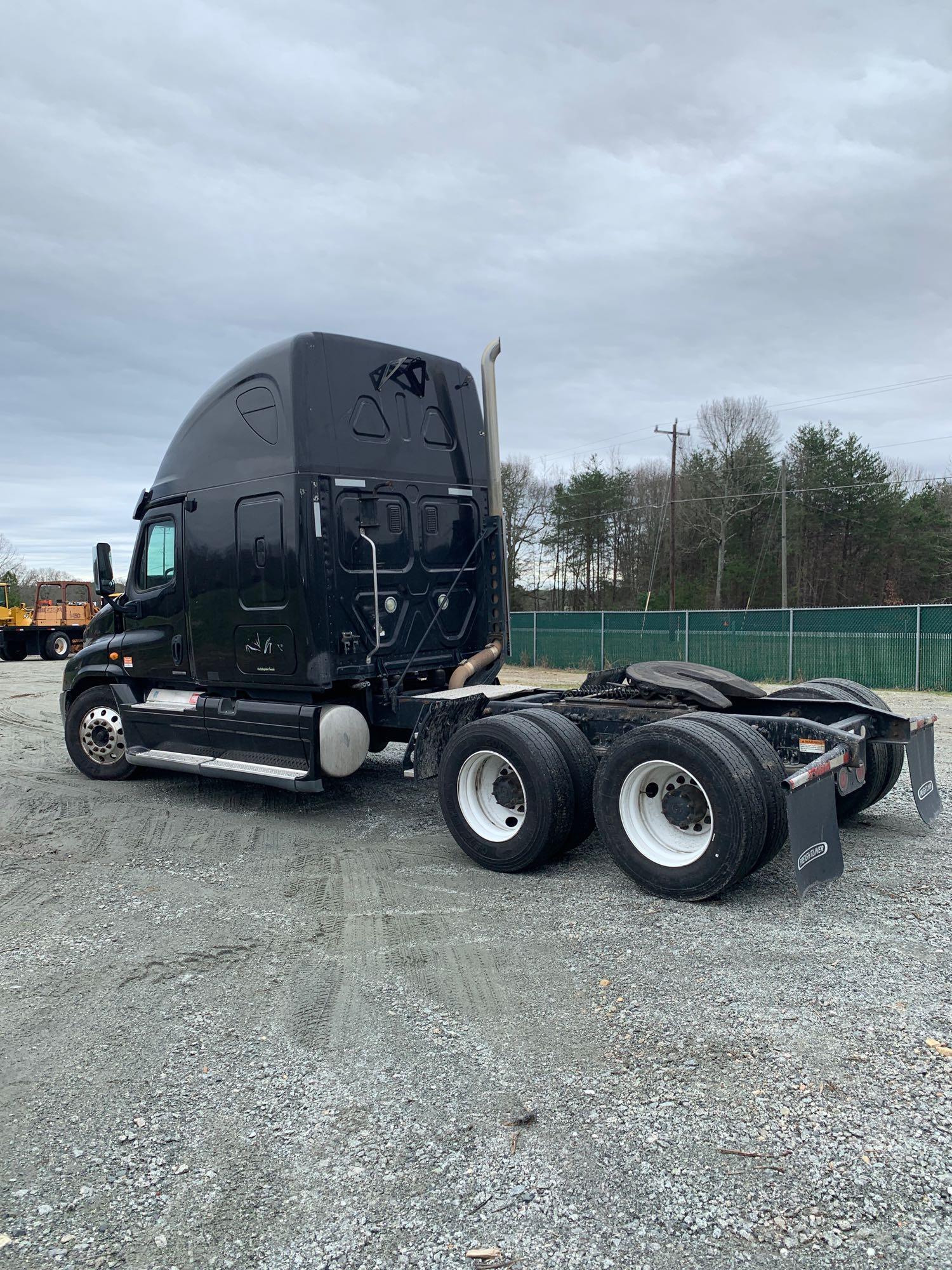 2010 Freightliner Cascadia 125 T/A Sleeper Truck Tractor