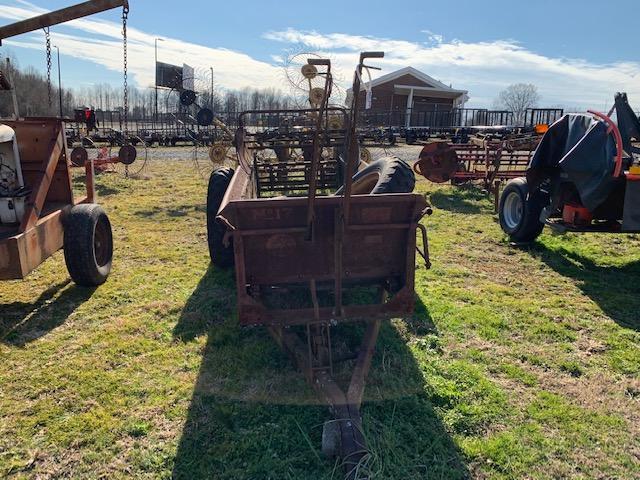 New Idea No 17 Manure Spreader