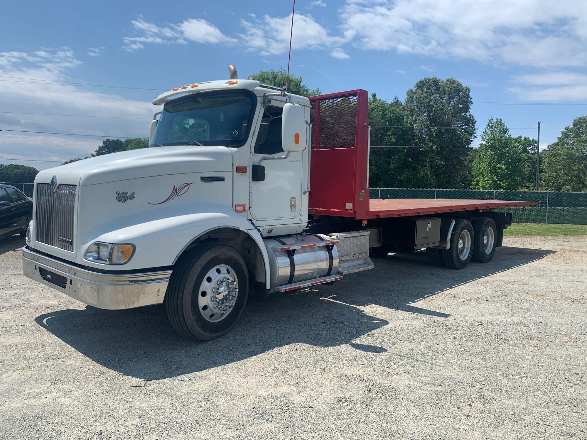 2000 International 9200i T/A Rollback Truck