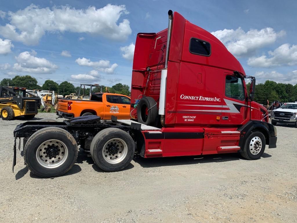 2006 Volvo VNL T/A Sleeper Truck