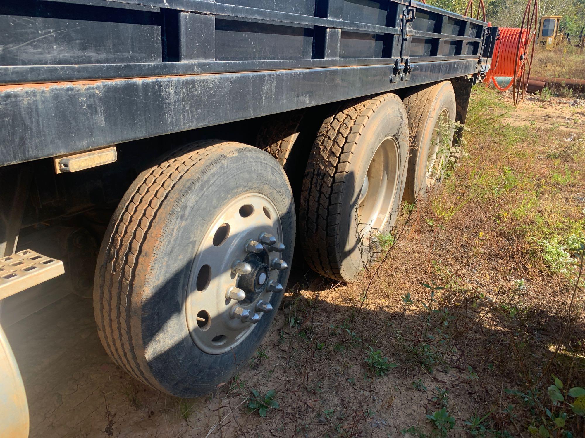 2006 Volvo VNL Tri/A Flatbed Truck