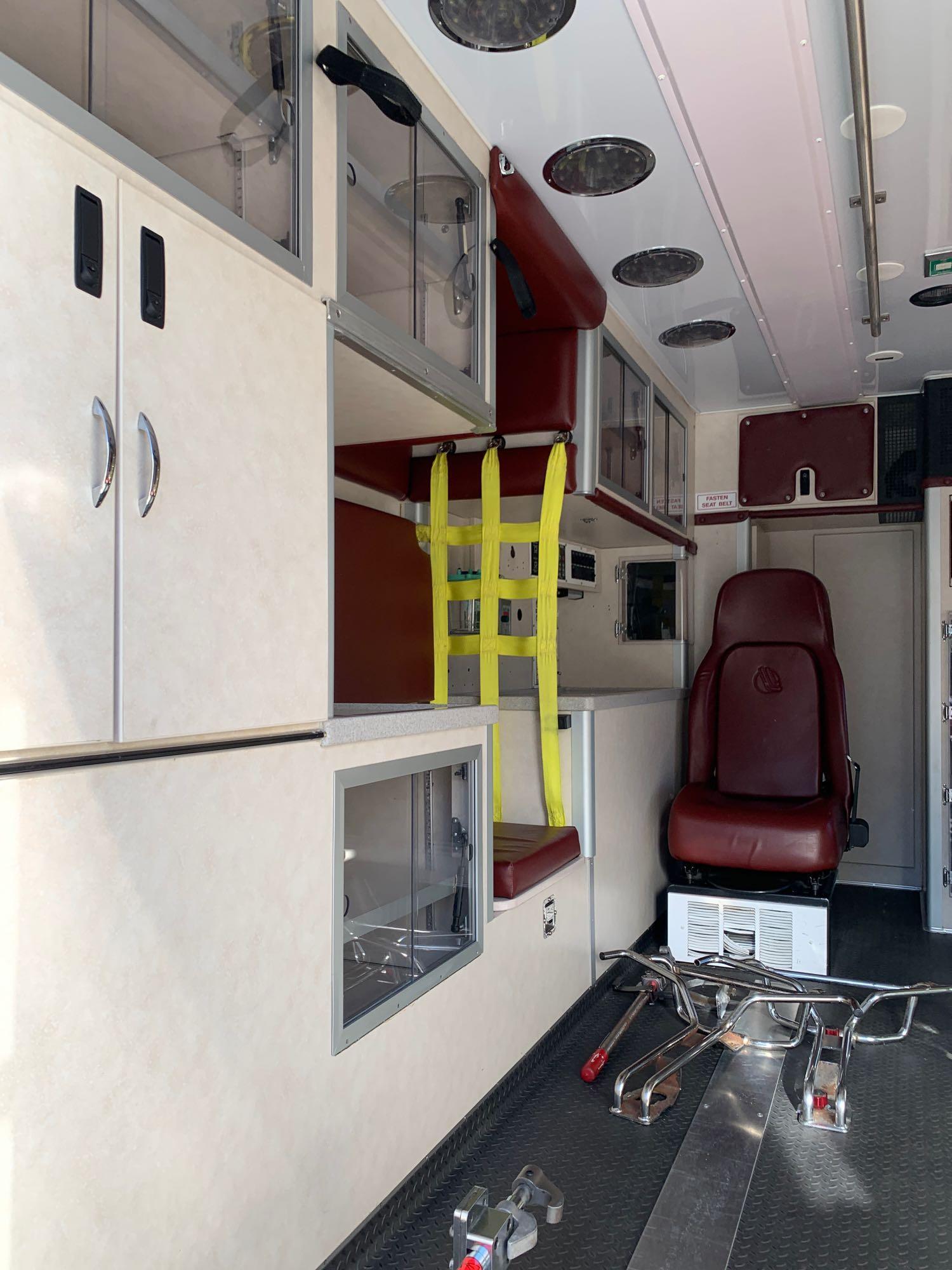 2009 International DURA STAR 4300 S/A EMERGENCY VEHICLE AMBULANCE