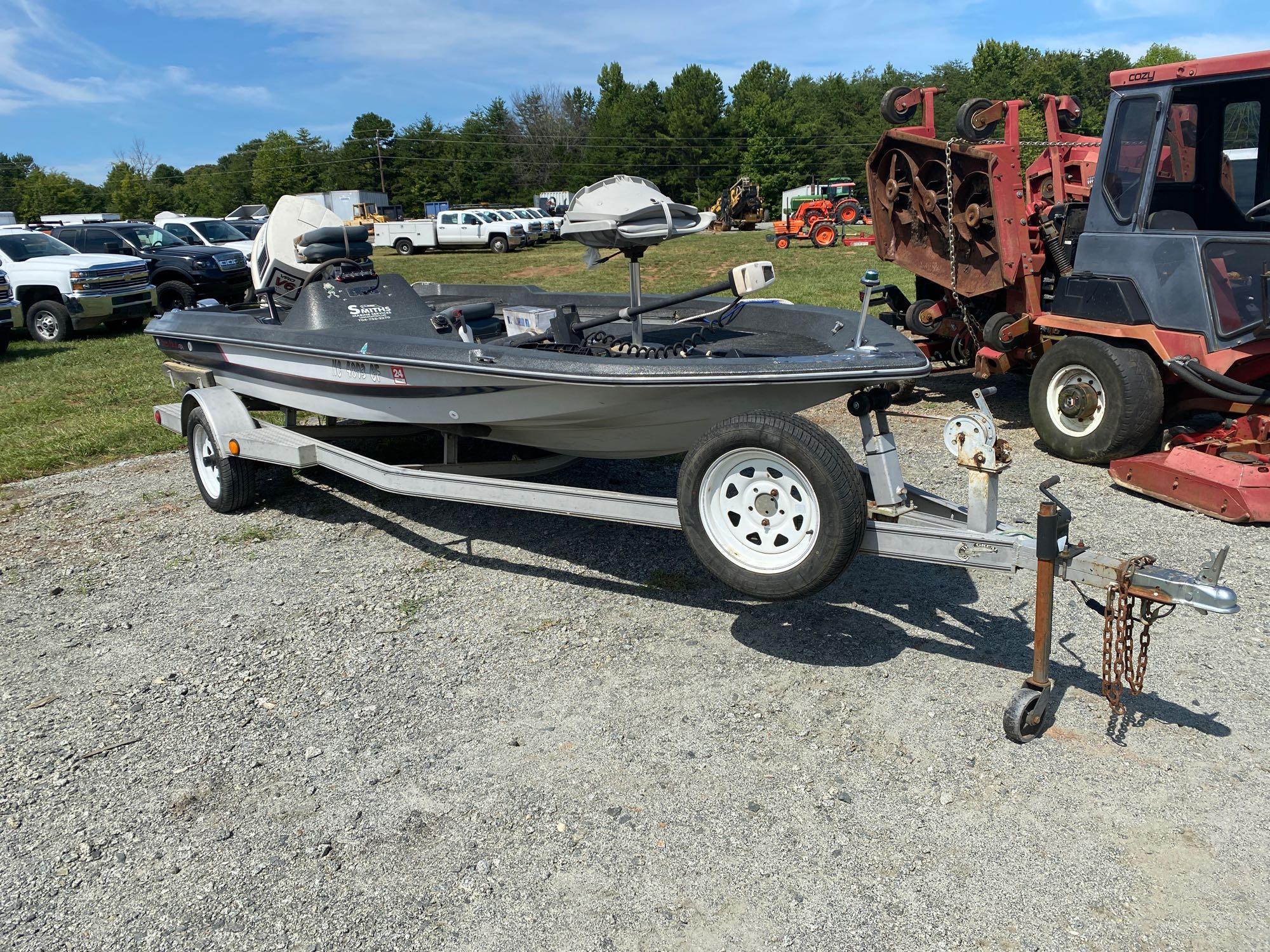 1984 Bass Hawk Fiberglass Fishing Boat