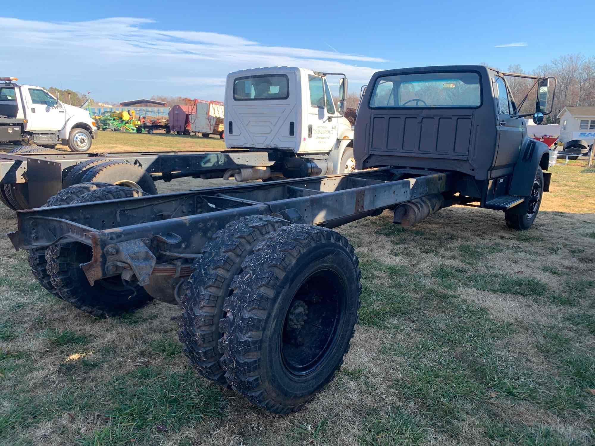 1995 Ford F800 S/A Cab and Chassis Truck