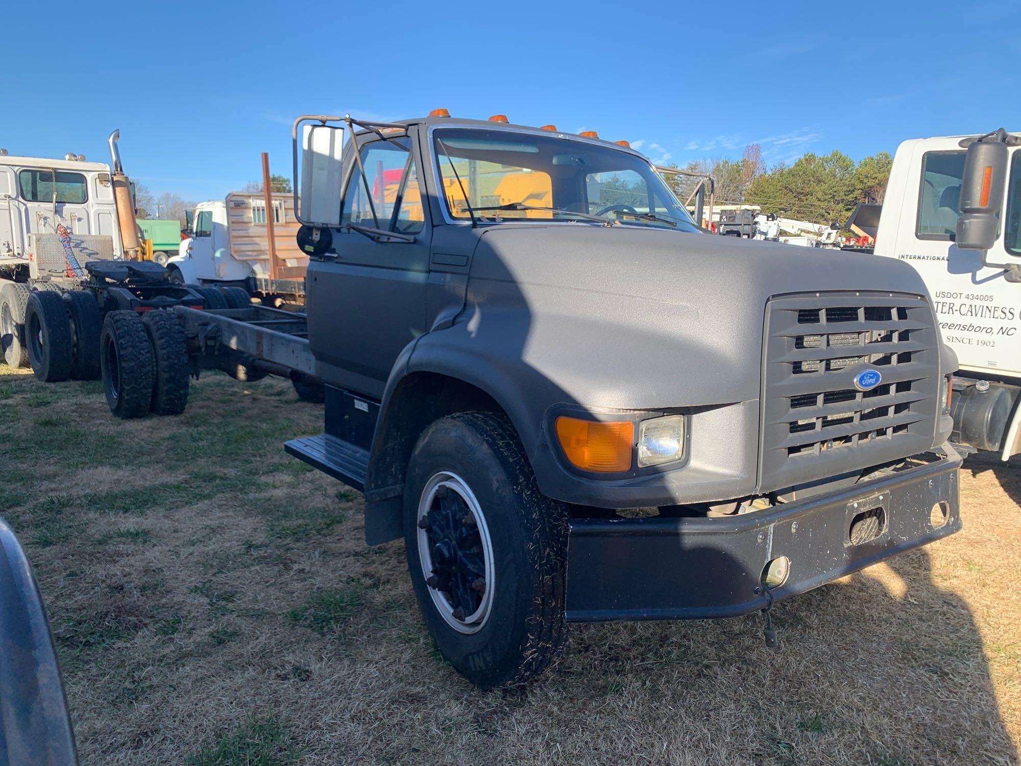 1995 Ford F800 S/A Cab and Chassis Truck