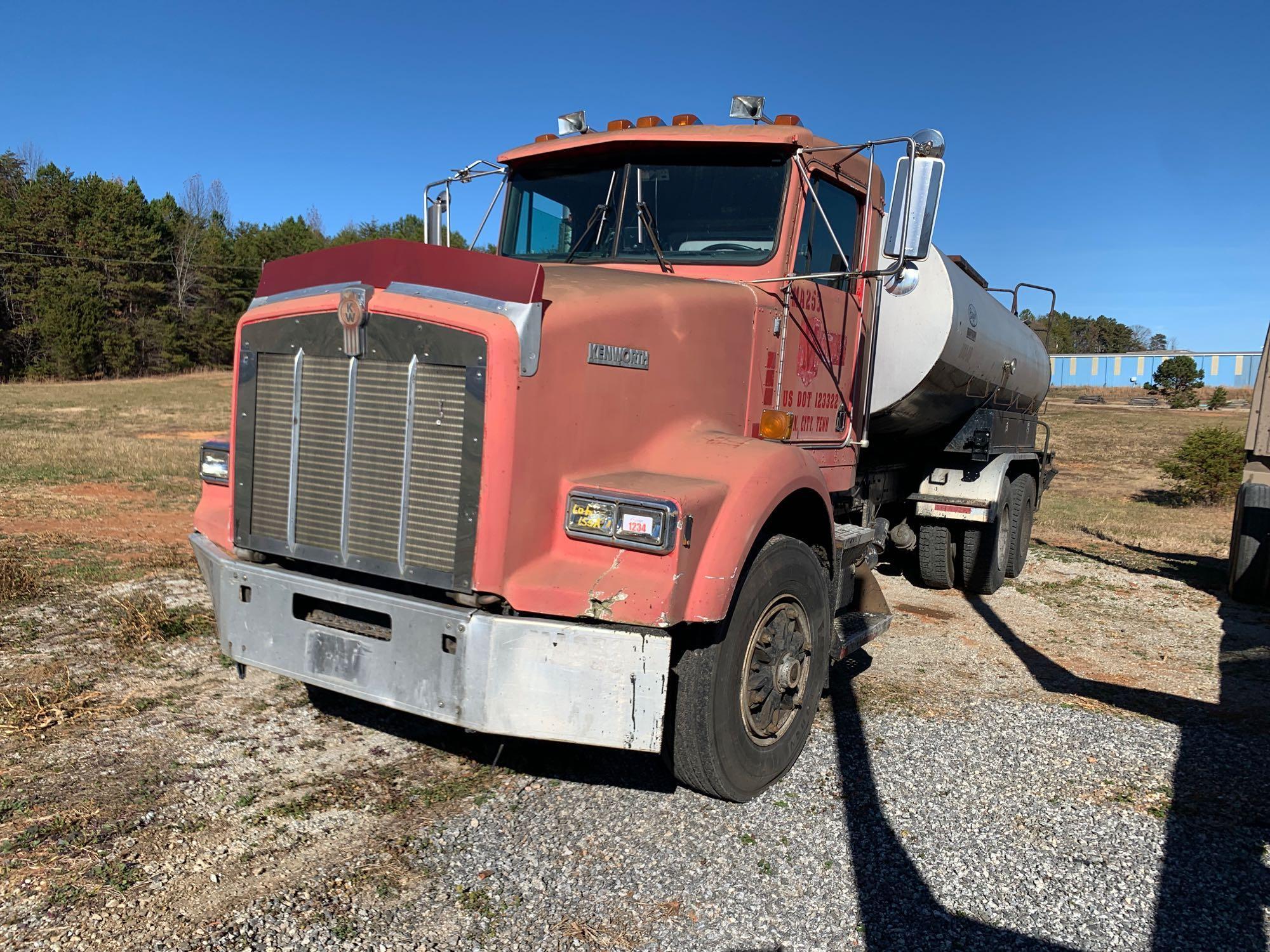 Kenworth T800 T/A Distributor Truck