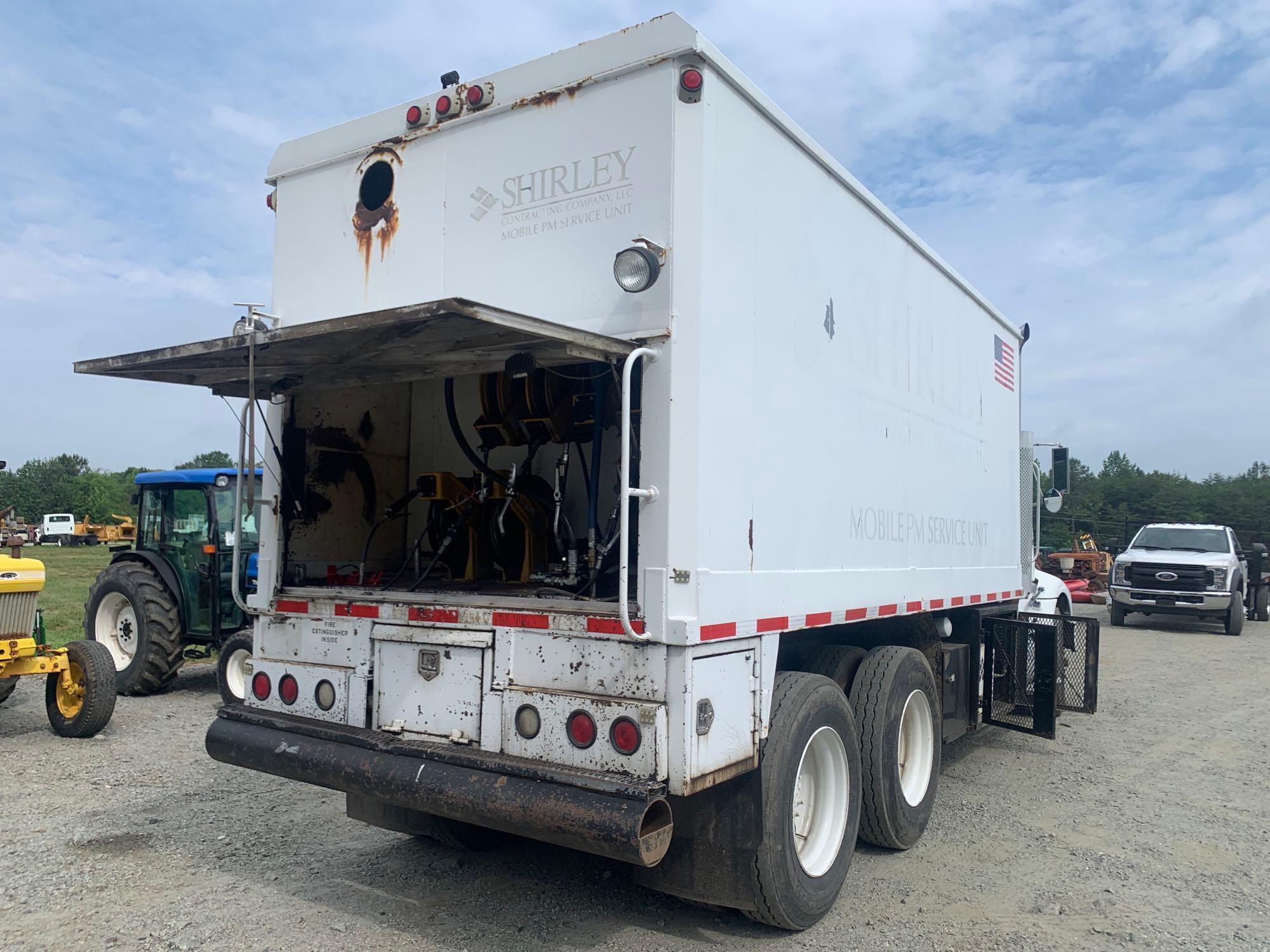 INTERNATIONAL 9200 6X4 T/A FUEL & LUBE TRUCK