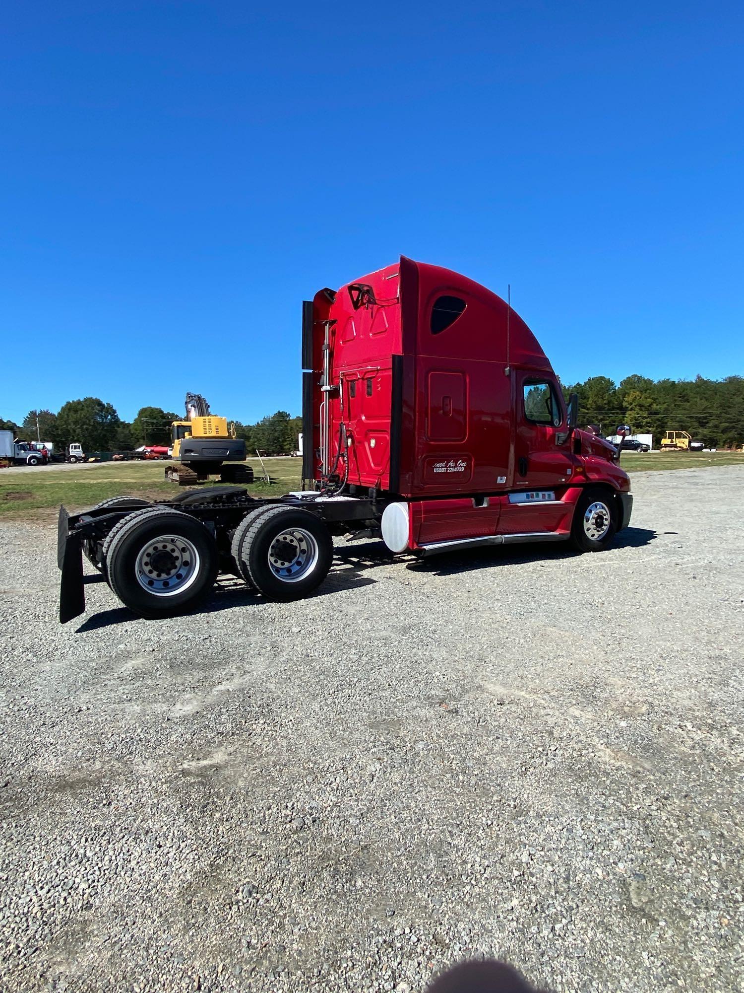 2012 Freightliner Cascadia T/A Sleeper Truck Tractor