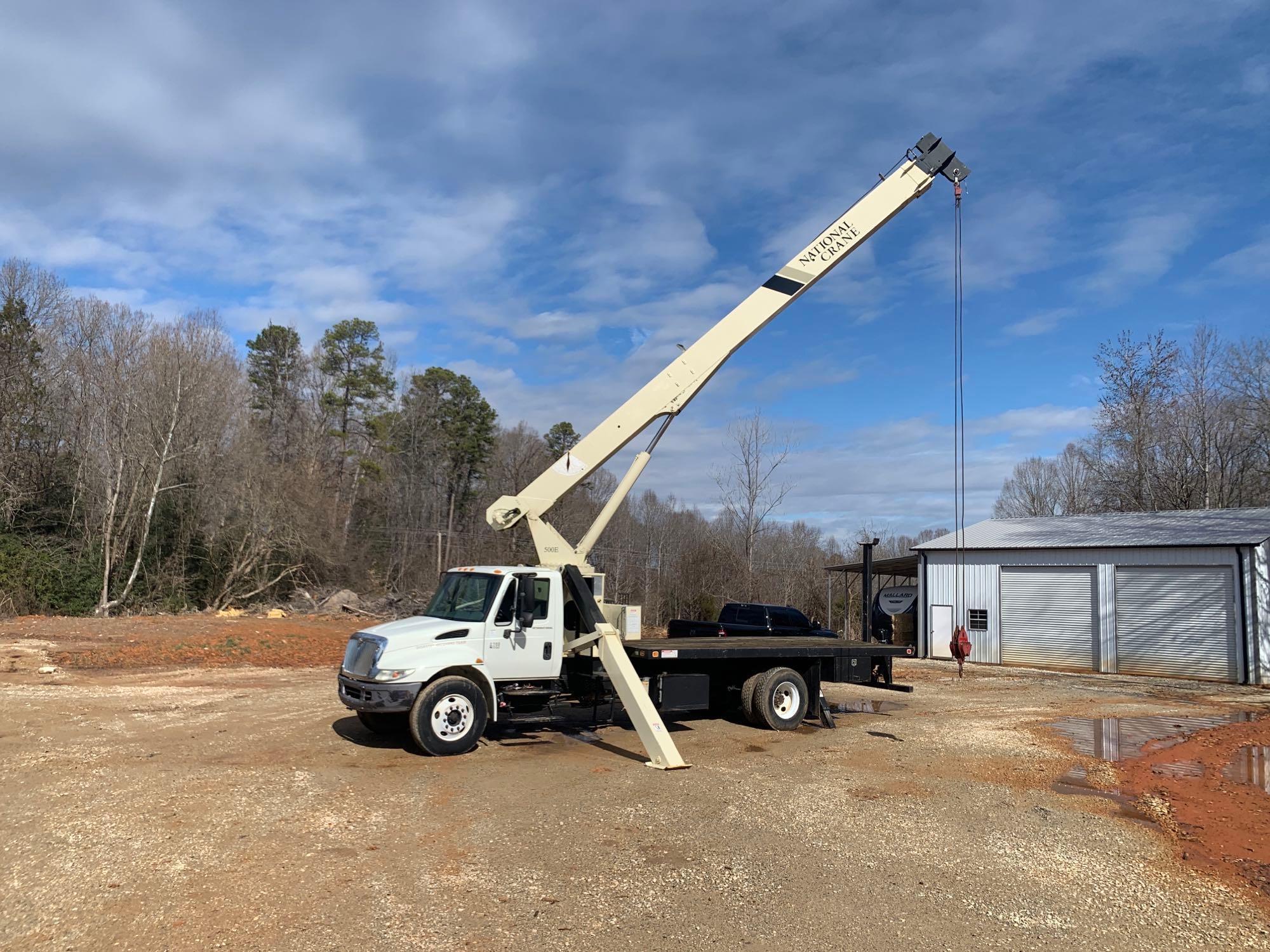 2006 INTERNATIONAL 4200 S/A 18 TON NATIONAL 500E BOOM TRUCK - LOW MILES GREAT SHAPE