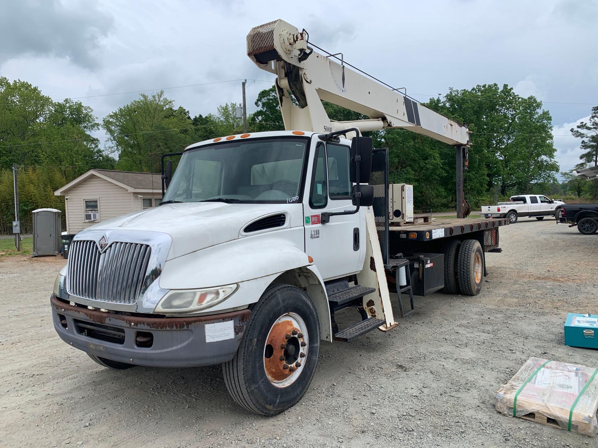 2005 INTERNATIONAL 4300 S/A 18 TON NATIONAL 500E BOOM TRUCK - LOW MILES GREAT SHAPE