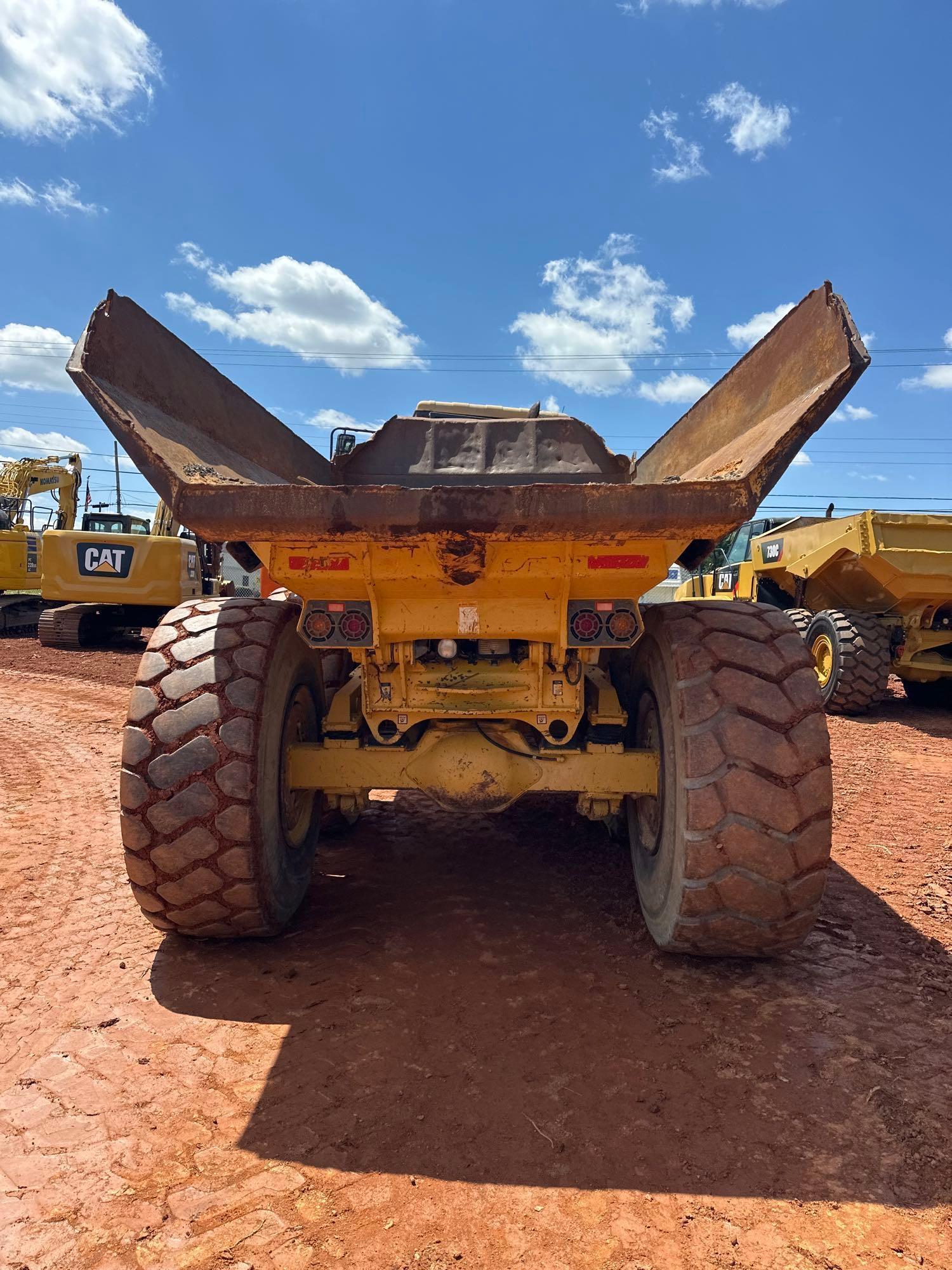 2004 JOHN DEERE 250D 6X6 ARTICULATED DUMP TRUCK