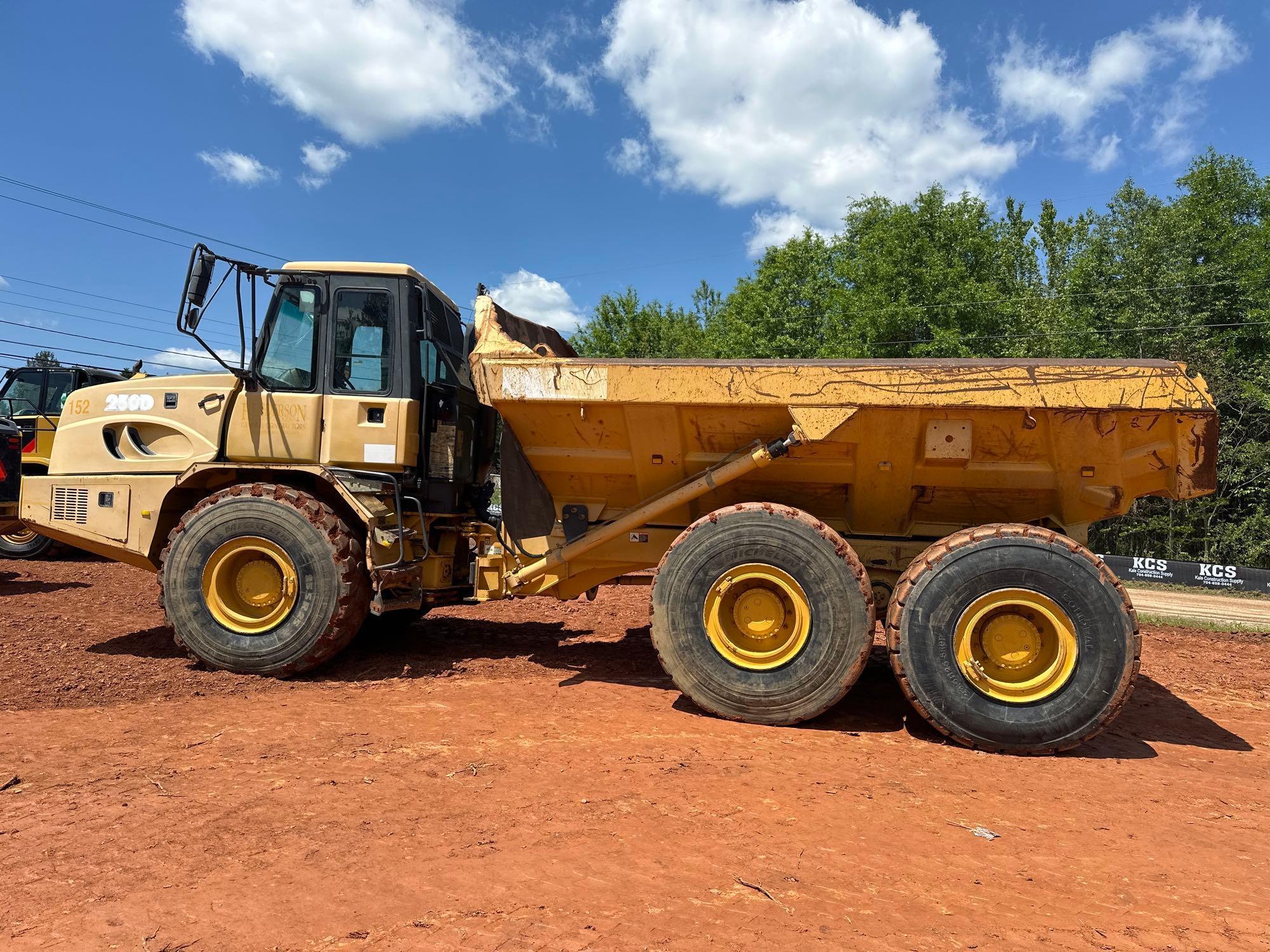 2004 JOHN DEERE 250D 6X6 ARTICULATED DUMP TRUCK